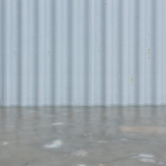 Foto minimalista della parete blu e dell'acqua. Arte fotografica di Michele Levis. Stampe d'arte fine di Michele Levis.