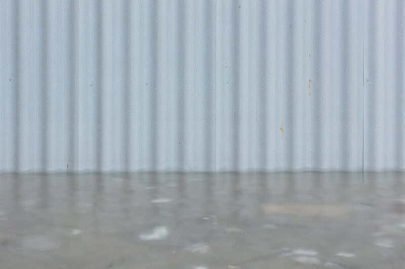 Foto minimalista della parete blu e dell'acqua. Arte fotografica di Michele Levis. Stampe d'arte fine di Michele Levis.
