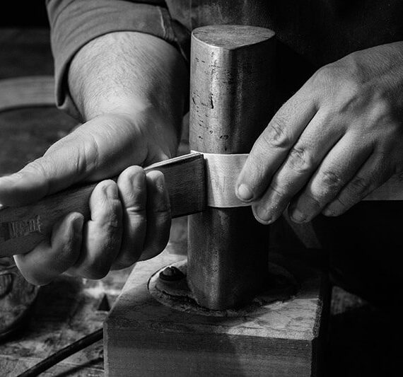 Il liutaio artigiano con il violino. Arte fotografica in bianco e nero di Michele Levis. Stampe d'arte fine di Michele Levis.